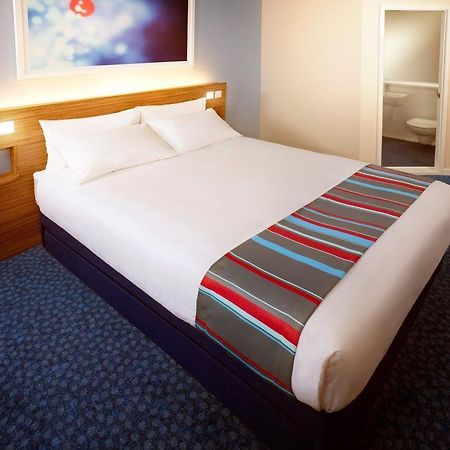 Travelodge Alton Four Marks Exterior photo