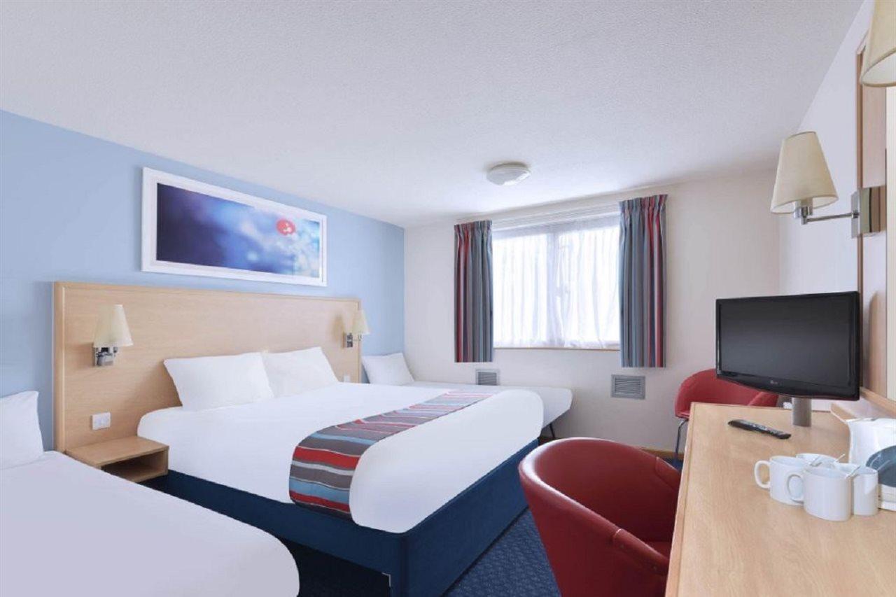 Travelodge Alton Four Marks Exterior photo