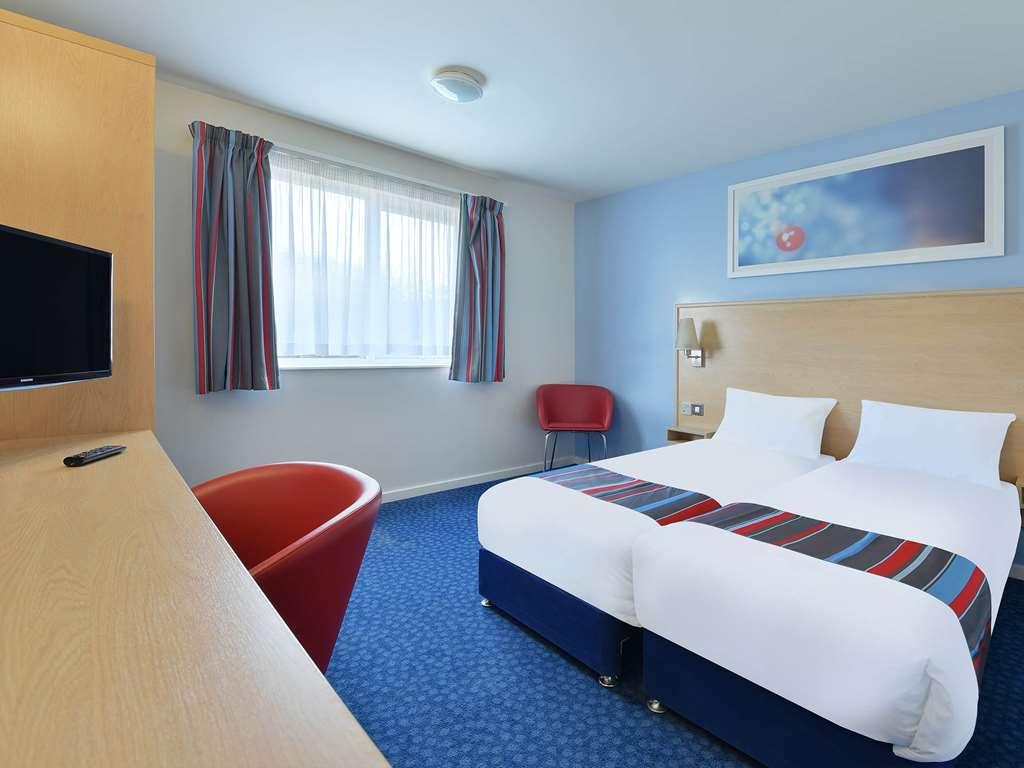 Travelodge Alton Four Marks Room photo