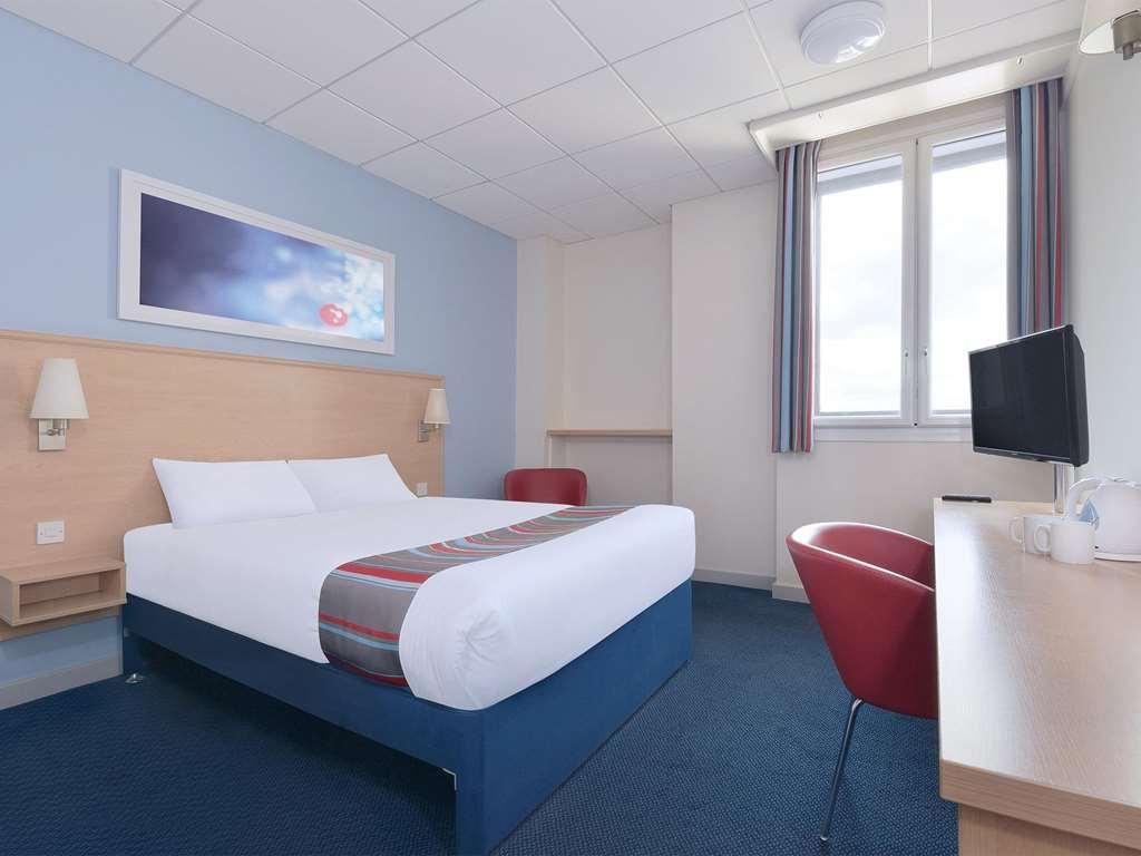 Travelodge Alton Four Marks Room photo